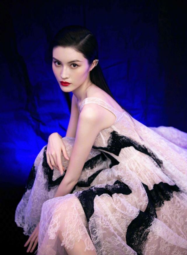 刘雯何穗罕见再同台,纱裙穿出不同风格,仙美酷飒气场直奔两米二