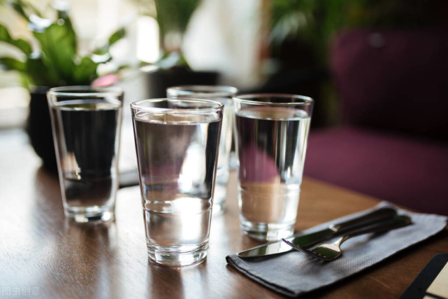 面试官:四杯水如何分给五位领导?回答按职位高低分的全淘汰_腾讯新闻