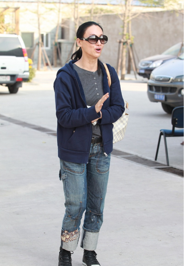 惠英红素颜看着也老了一身造型随意又休闲真是没啥女明星架子