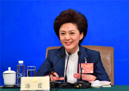 定位是发布当天最新的新闻,意味着主持人有着很强的应变能力和记忆力