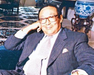 在香港有一个船王他的儿子叫做赵世光,能够在香港有一席之地的家族