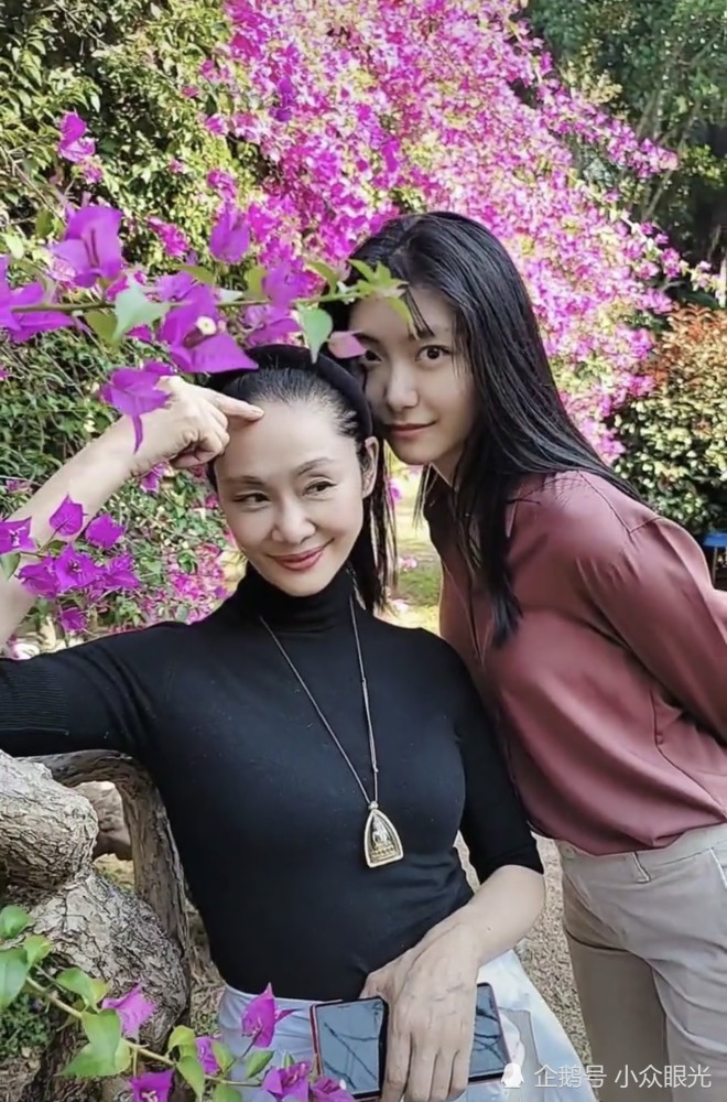 于文华罕晒24岁女儿 李欣霏,李思妤哪个是她女儿?_腾讯新闻