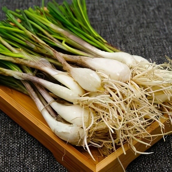 外形像蒜瓣,里头一层层包起来,像洋葱.