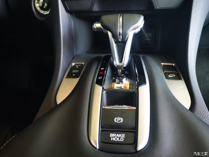 飞机油门换挡杆,大小基本符合手掌,摸着的质感以及周边的这些材质都是