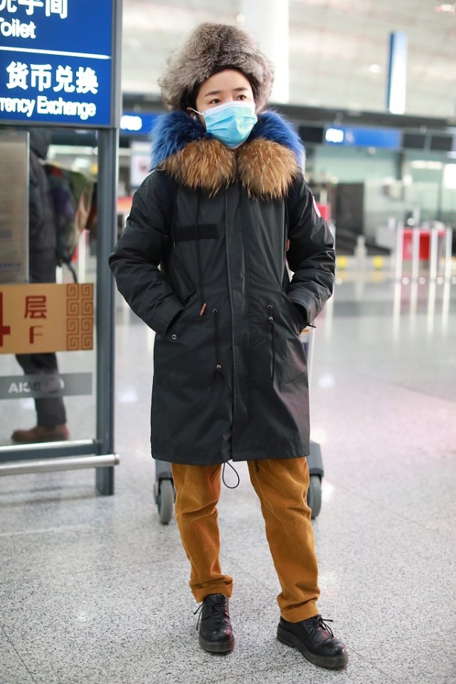 街拍:canada goose毛领羽绒服 雷锋帽夸张吸睛|街拍|毛领