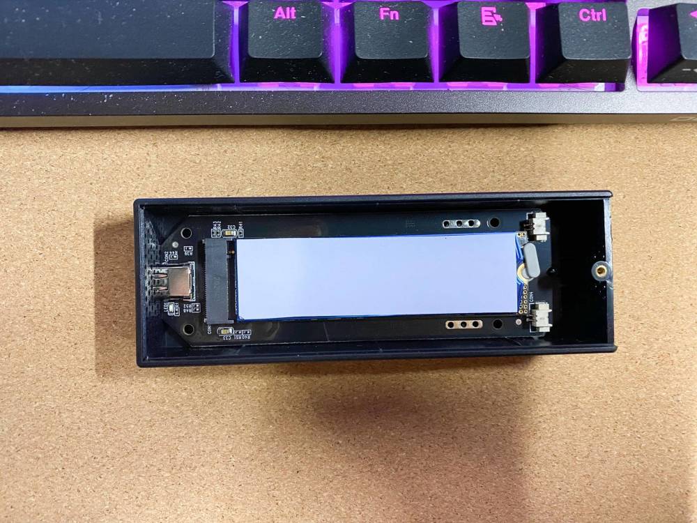 在nvme ssd的金屬片上貼好隨機附送的硅膠散熱片.