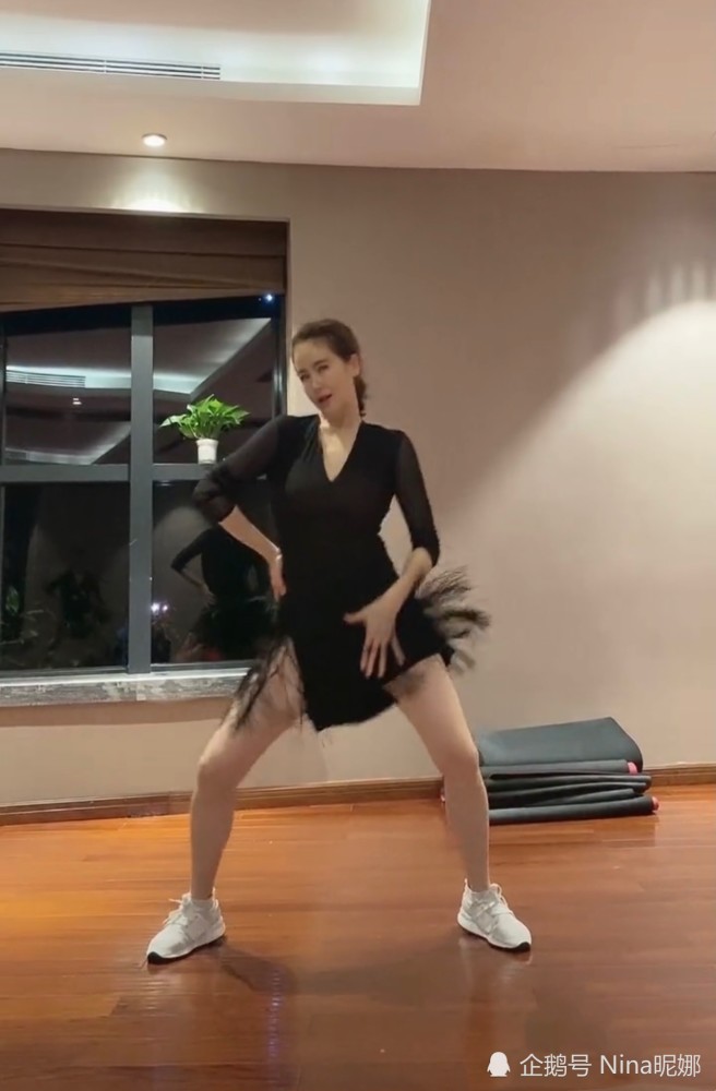 左小青这次在家如此的大秀舞姿,真是让吃瓜群众大饱眼福,同时我们也
