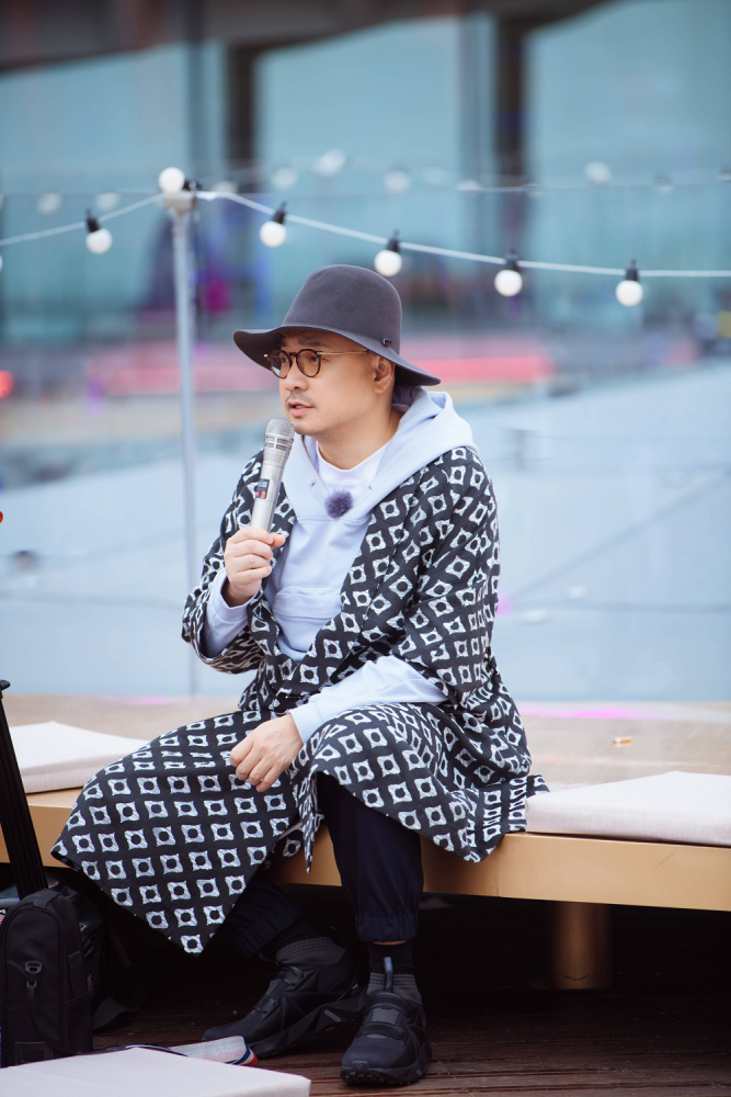 学徐峥这样穿,年近50依旧有品位