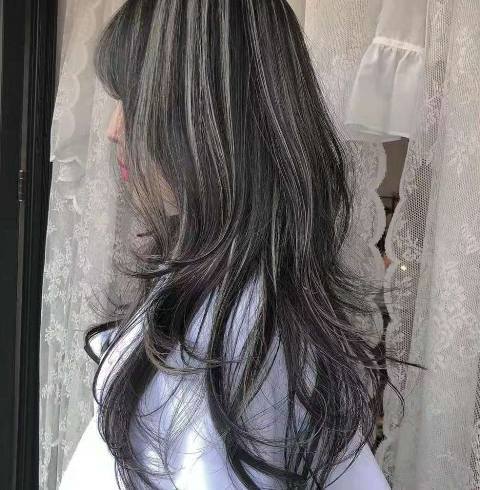 还在为白发多而发愁 这些网红却专门染花白发 的确很潮的感觉 腾讯新闻