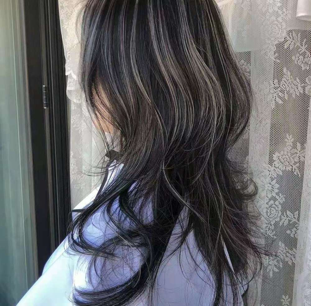 还在为白发多而发愁 这些网红却专门染花白发 的确很潮的感觉 腾讯新闻