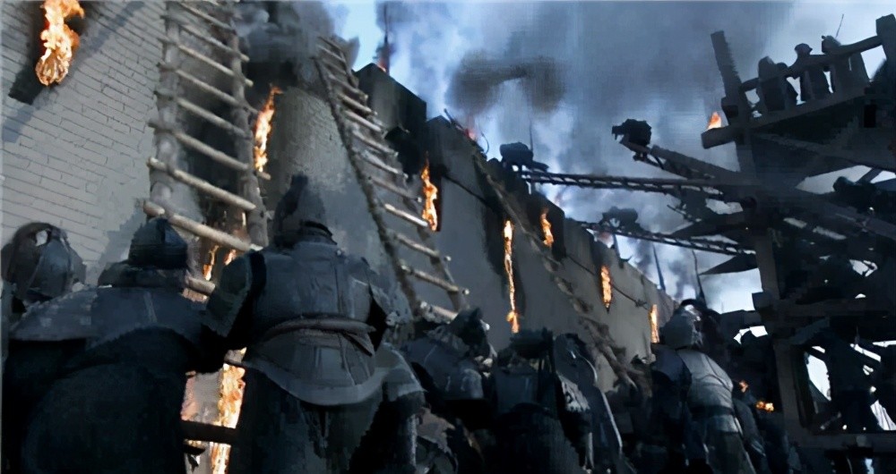 古代守城战中为何士兵宁可费力气搬石头砸也不愿推倒梯子