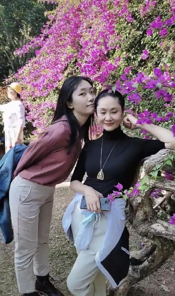 曾因纤夫的爱火遍全国今和女儿同框网友变化大到认不出