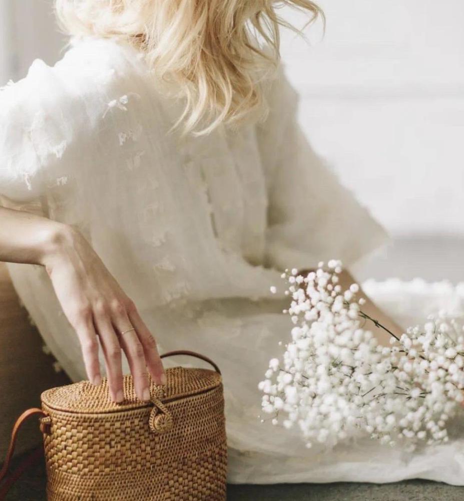 草编包等于买菜蓝?随手一拎就能化身法式贵妇,少花钱也能扮大款