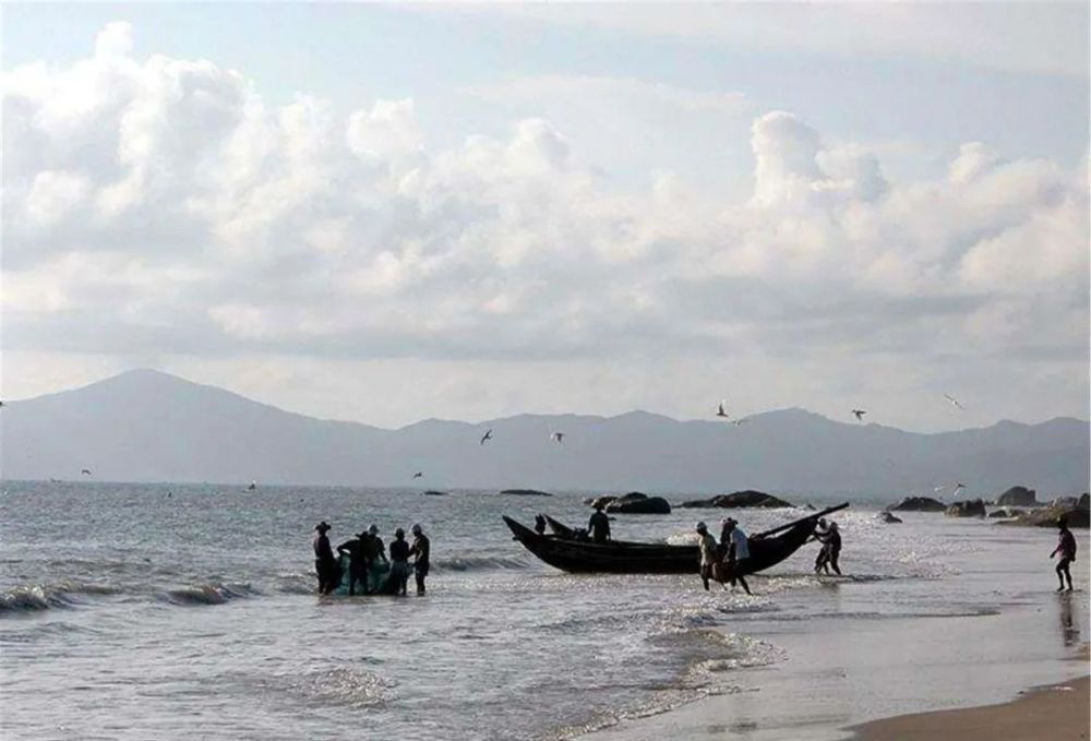 福山妈祖旅游区位于陆城的福山山麓,深汕高速公路陆丰路段霞湖出入口