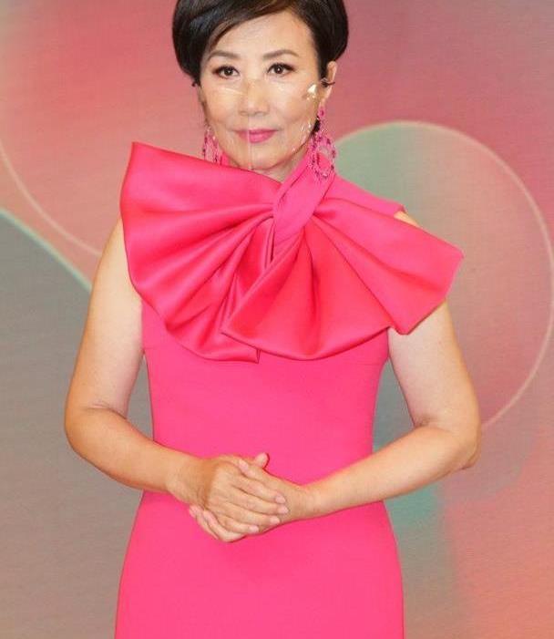 汪明荃同框鄭裕玲73歲自然臉秒殺63歲整容臉身材一凹凸一扁平