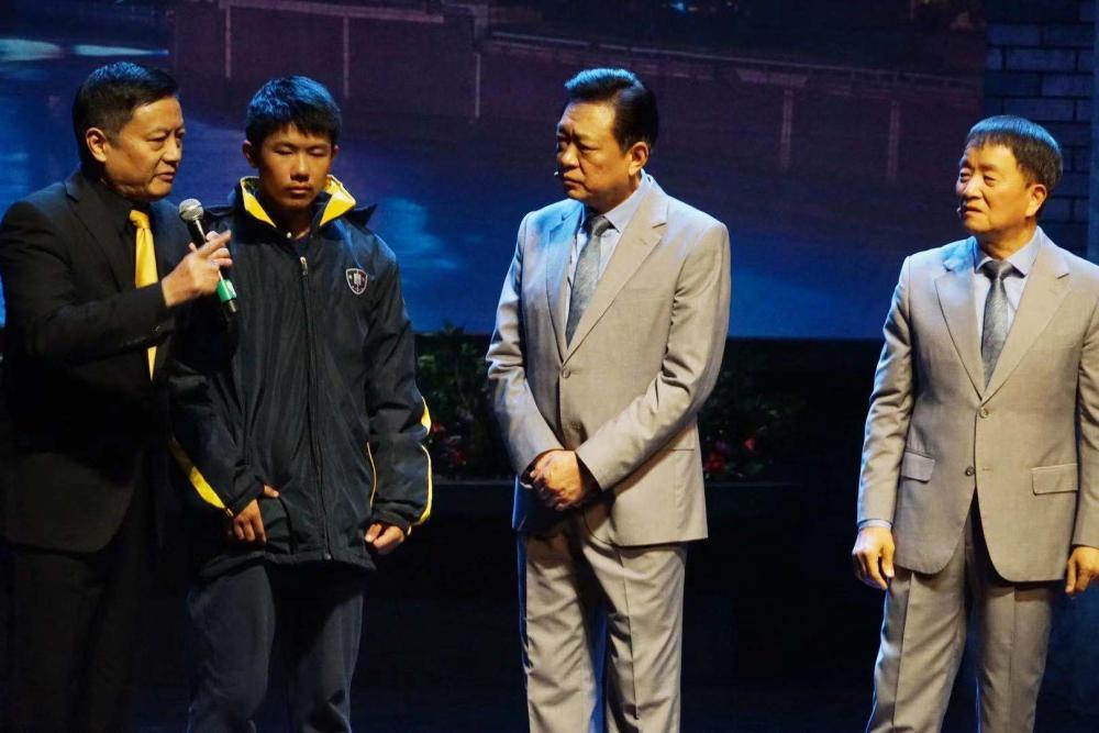 站在舞台上,《石库门的笑声》主持人张民权问出许多人的心里话,"看到