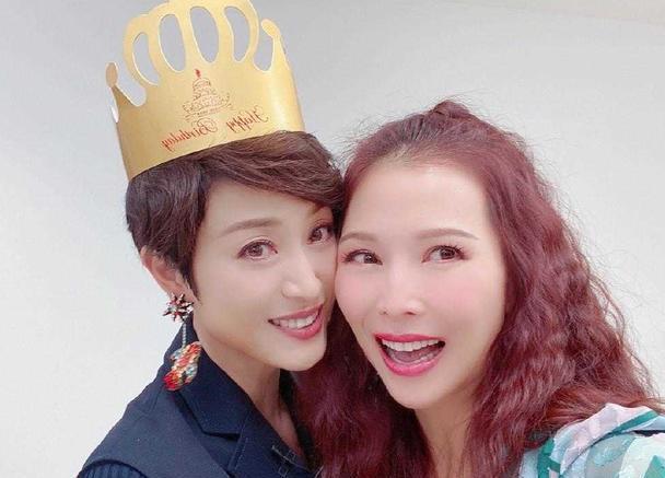 54岁陈法蓉高调庆生,穿西装马甲同框"闺蜜"蔡少芬,太显嫩了