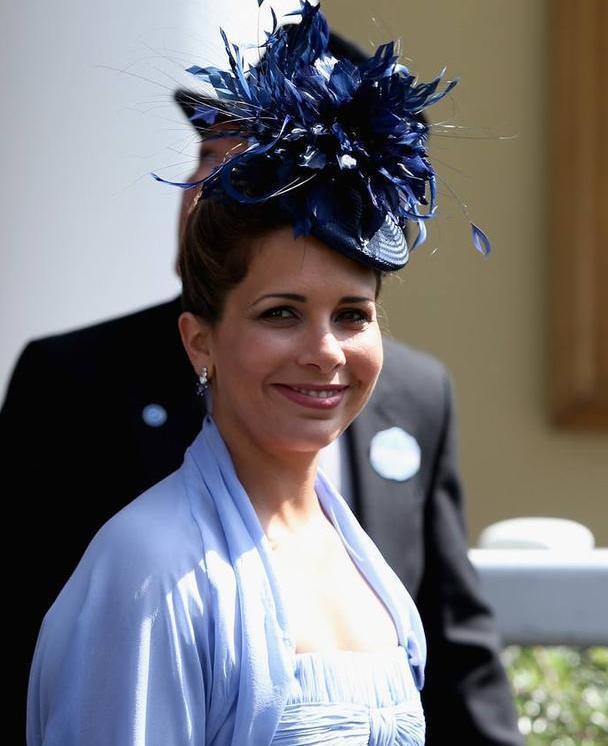 哈雅公主素颜当众抽烟,嫁给酋长出逃还争到抚养权,全靠娘家撑腰