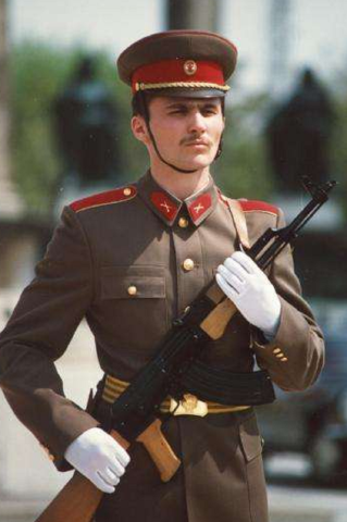 100名军官一出机场就逃向美国,拿着20亿赏金,10年内15位人间蒸发