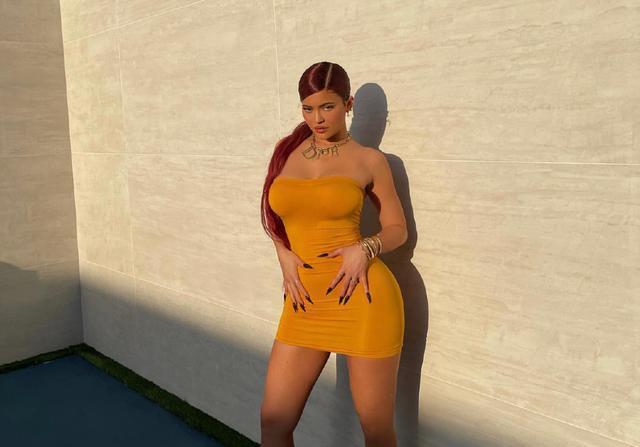 凯莉詹娜穿黄色包臀裙秀完美曲线绑着红色马尾辫太时尚