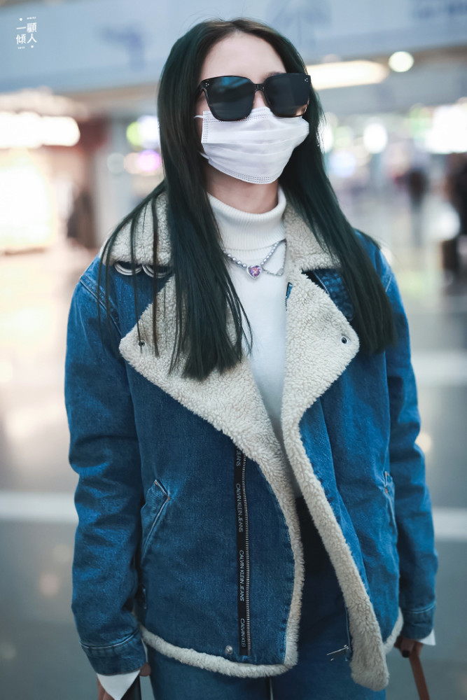 孟美岐最新机场穿搭牛仔套装配墨镜女王范十足