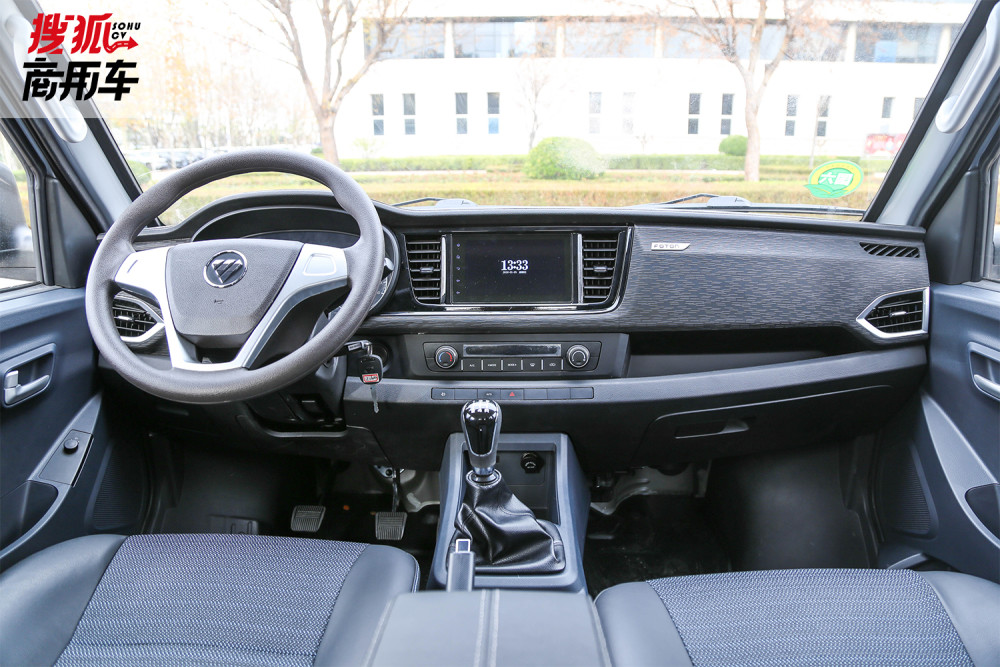 不同于以往微卡灰色色调的应用,祥菱v3主打黑色纯色内饰风格,加上使用