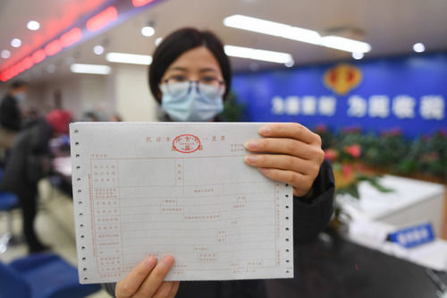 新办企业人员在现场领取发票