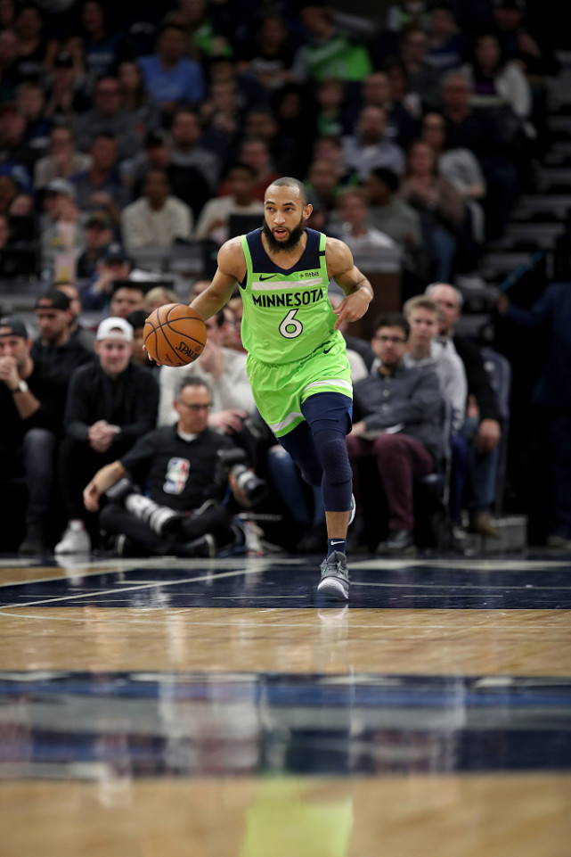 爱德华兹谈今晚赢球的关键:乔丹-麦克劳林 他改变了今晚的比赛