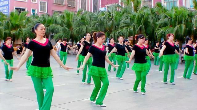 54岁的女人沉迷交谊舞跳了几年交谊舞我真怕了
