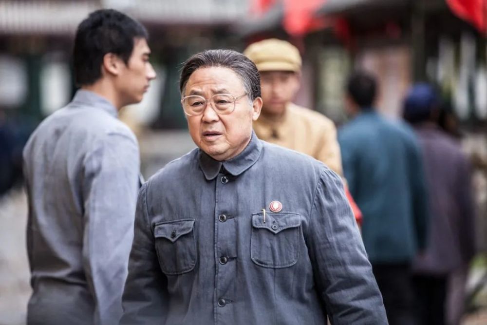 电影《启功》剧照,张绍刚饰启功041975年,一生操劳的章宝琛积劳成疾