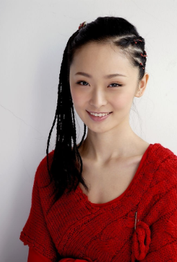 在剧中饰演敢爱敢恨,心机深重的小婵,李曼一举荣获了第17届中国金鸡