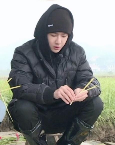 王一博又穿小汽车短袖,已经穿了好多次,勤俭节约王大爷!_腾讯新闻