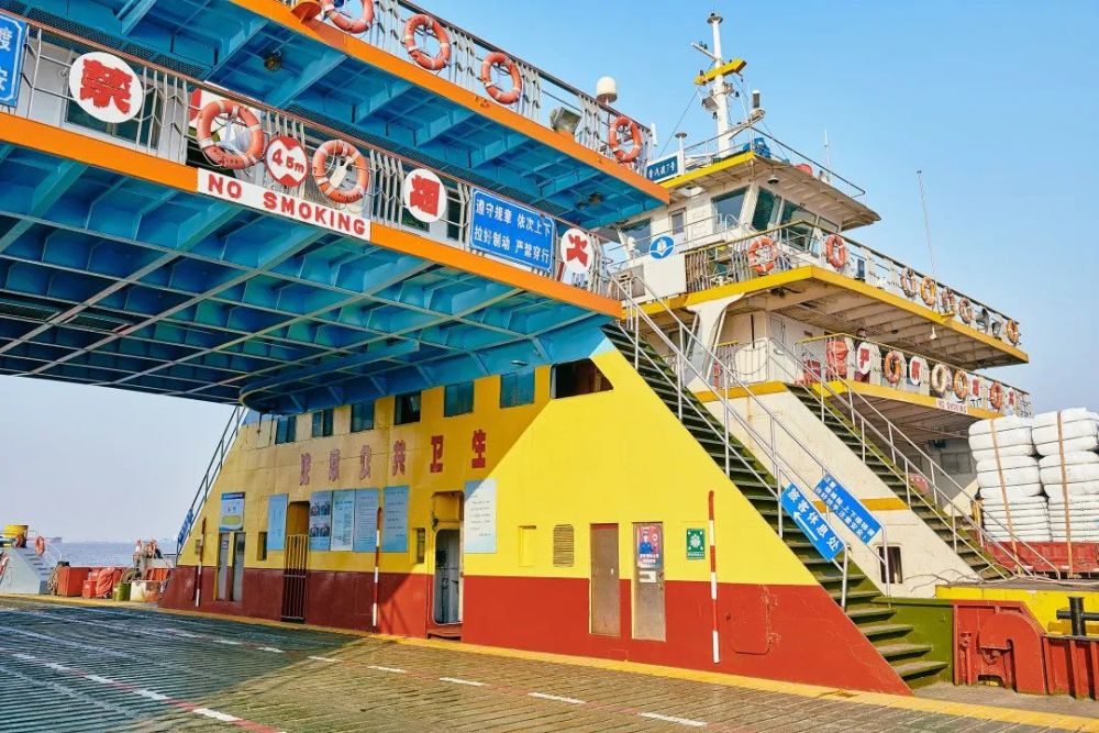 全国首个"校车级"涂装渡船"常通汽渡10号"投入使用