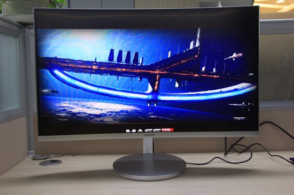 三星曲面显示器给你被宏大画面紧紧包围的震撼感受