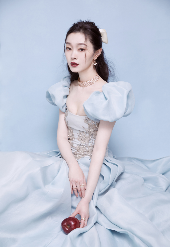 宋轶美成白雪公主穿淡蓝色泡泡袖礼服亮相活动优雅迷人