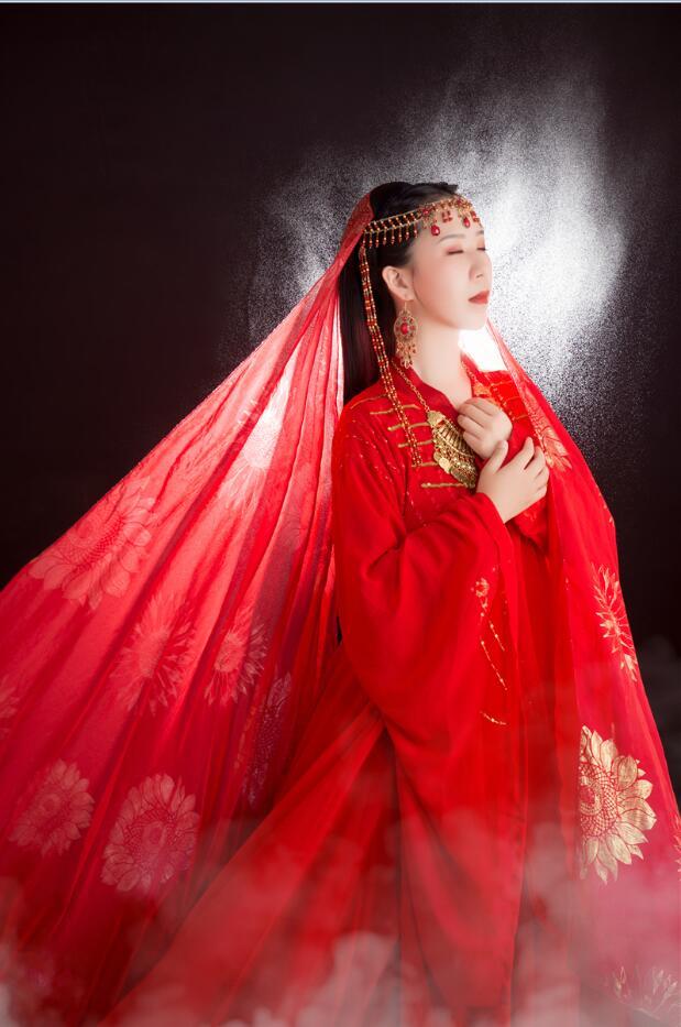 我帮她看衣服,看了好多都不会挑,服装师给我闺蜜挑了一套红色系的服装