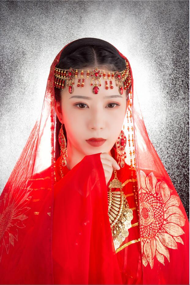 我帮她看衣服,看了好多都不会挑,服装师给我闺蜜挑了一套红色系的服装