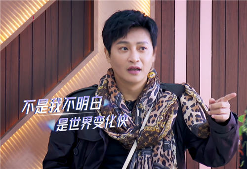 陈志朋录制综艺节目,有谁注意他挎包上的挂件?打脸半个娱乐圈