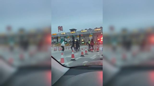 "昨天下午,我开车路过时,从窗外看到几名年轻的男女在打架.