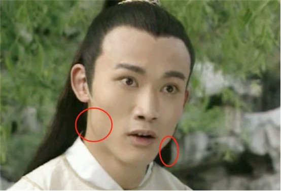 视镜照中,聂远的脸型确实变了,不过跟刘亦菲搭配起来,还是蛮般配的