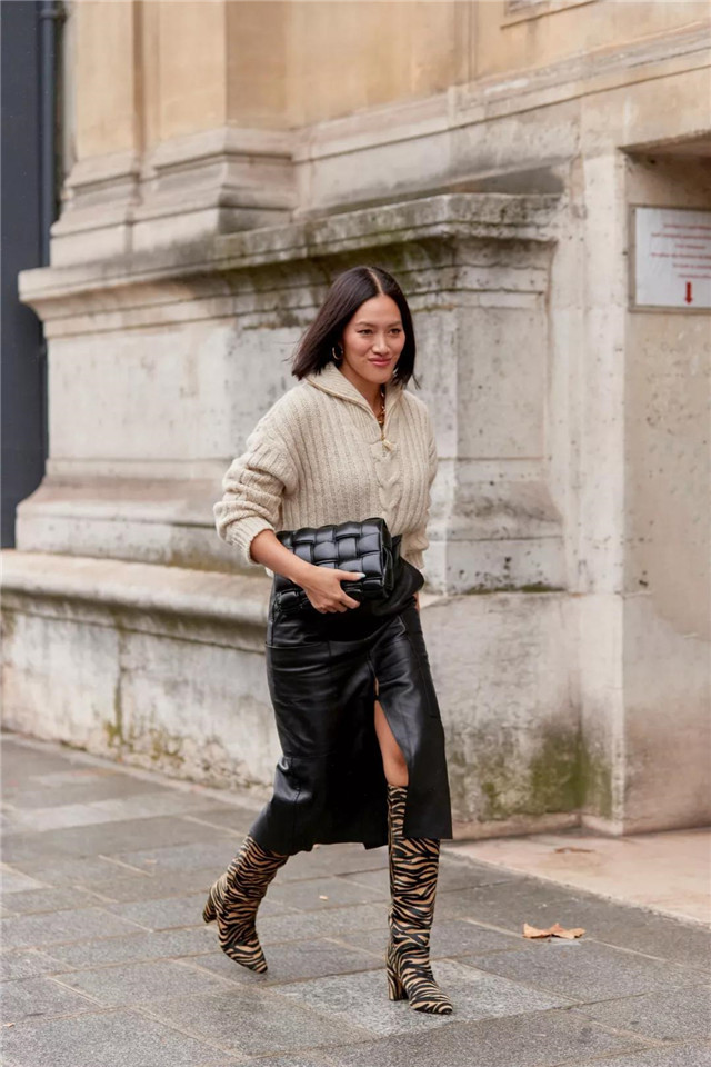 针织裙和"烟筒靴"搭配也是很不错的噢~白色的针织裙和"烟筒靴"搭配