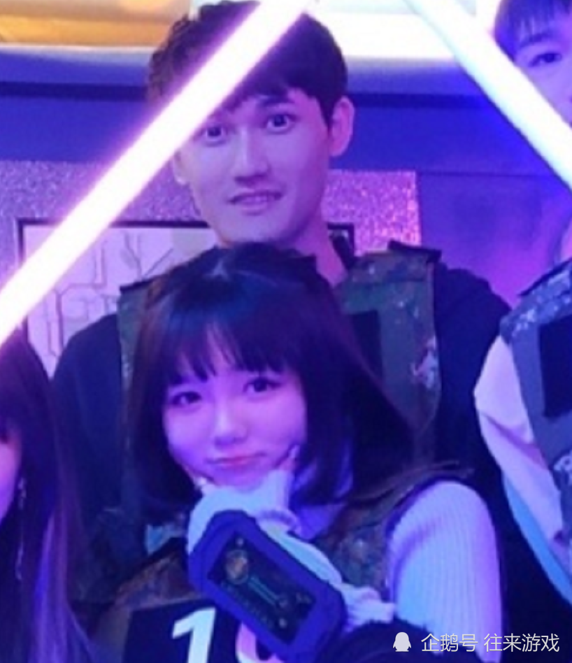 本以为肉鸡小钰够甜,看清karsa和女友这一举动,网友:阿水酸了!