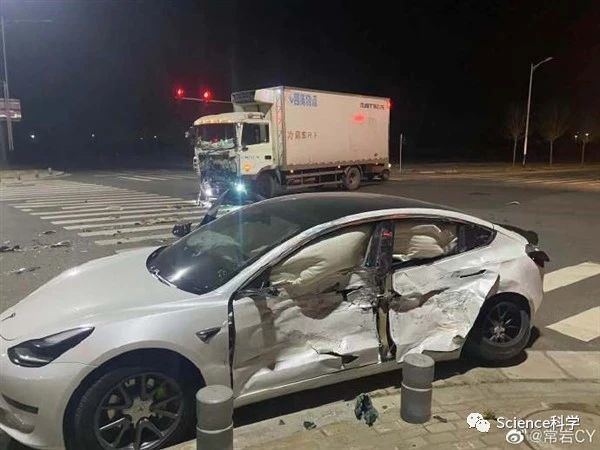 特斯拉model3被大货车撞飞网友安全性喷不动