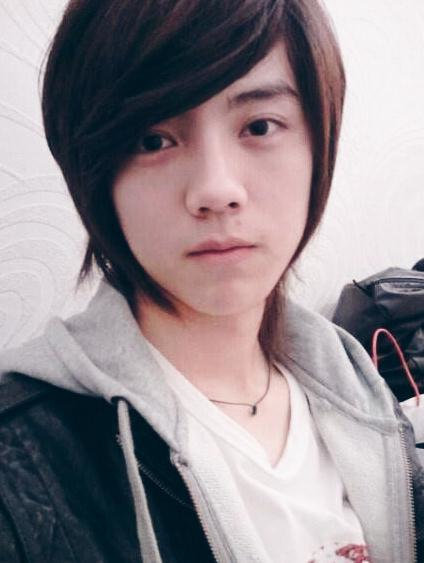 鹿晗出道前照片再次登上热搜当年造型很是非主流