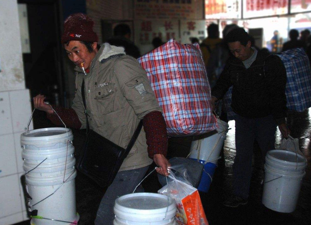 "返乡潮"提前上演,农民工提桶拎包回家,城里人:工资呢?