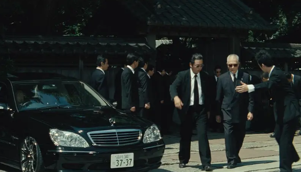 长春黑道往事:黑老大"小贤"被仇杀,出殡当天撒了不少真钱_腾讯新闻