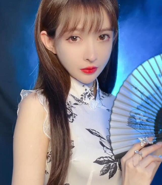 王羽杉cos圣诞老人本以为是福利粉丝看完却炸了这汗毛咋比我还长