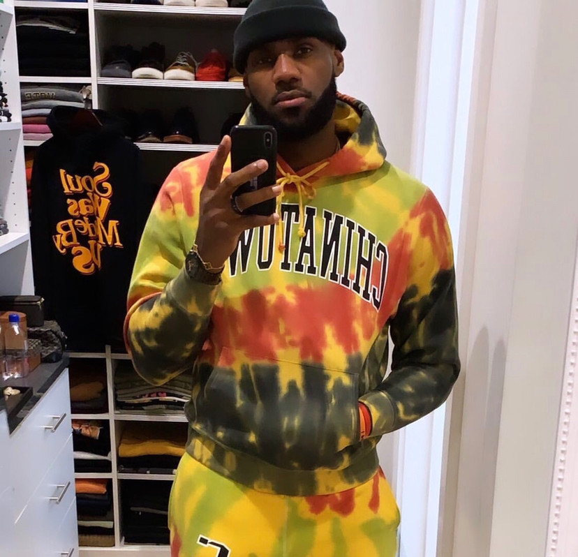 湖人前锋勒布朗-詹姆斯今日更新instagram晒出一段自拍.