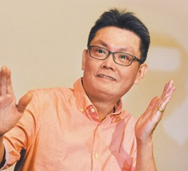 他是周星驰的御用配音演员,落魄时差点改行,遇到星爷后性情大变