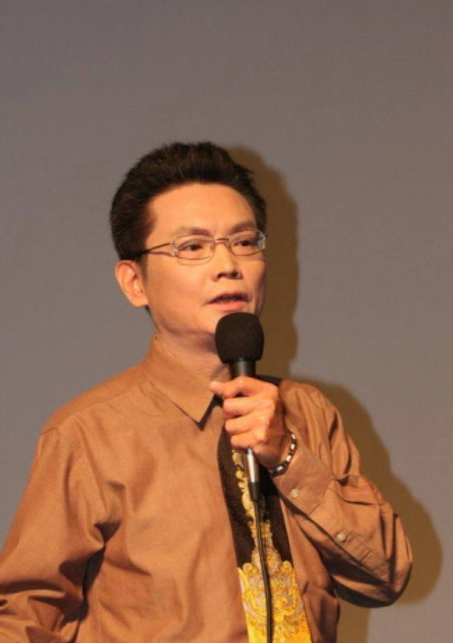 他是周星驰的御用配音演员,落魄时差点改行,遇到星爷后性情大变